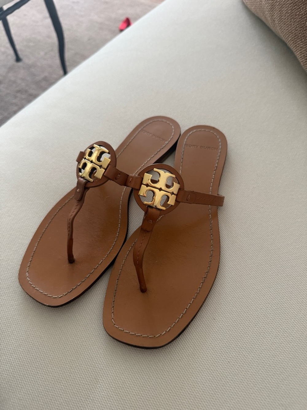 Tory Burch Tan Leather Thong Sandals with Gold Logo - Picture 2 of 6